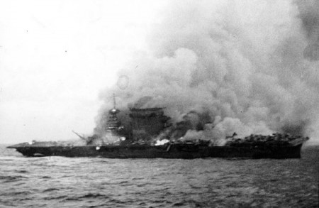 Opuštěný a hořící USS LEXINGTON CV-2 před potopením.  Foto: US námořní historicé centrum.